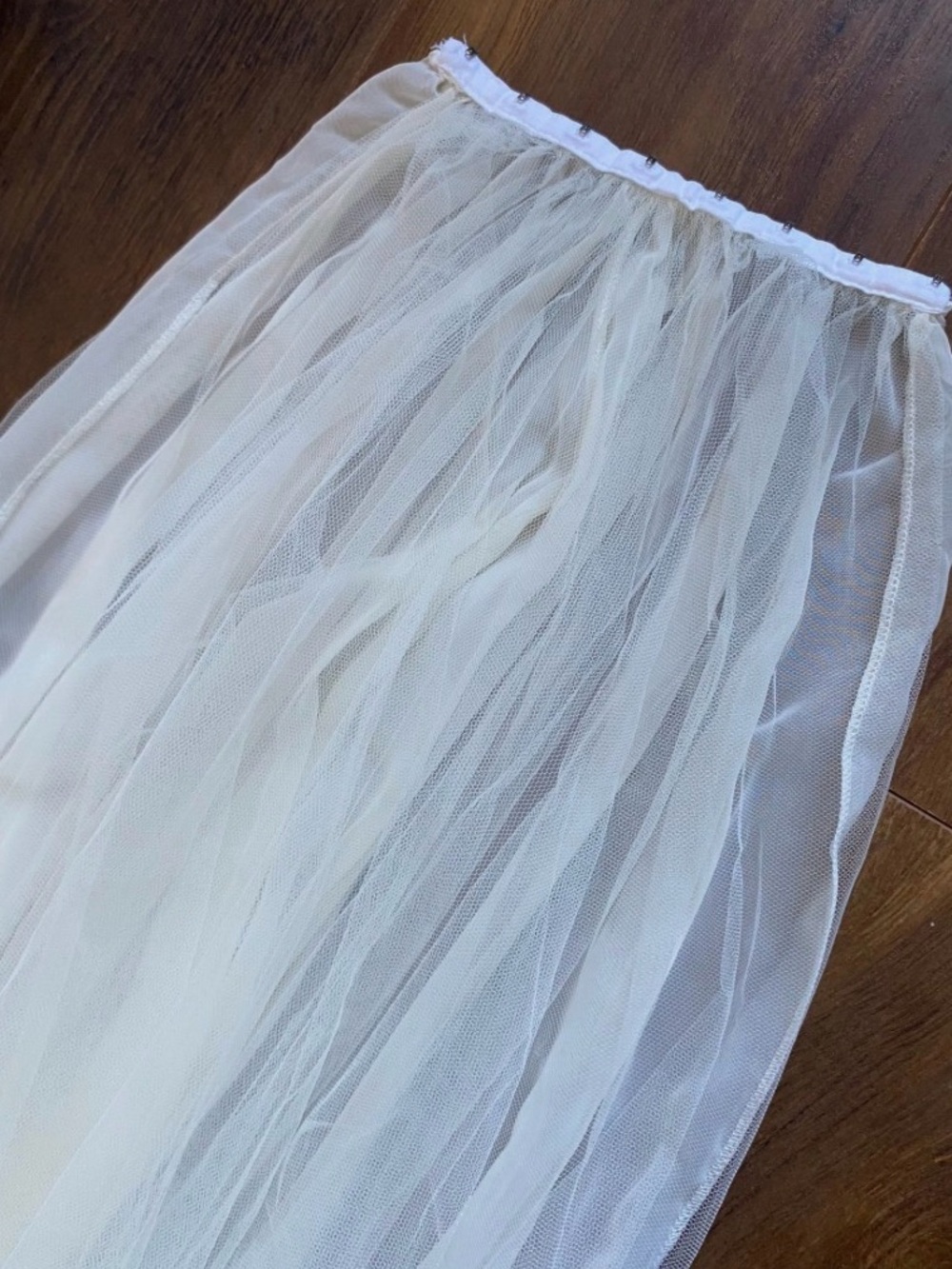Vintage Off-Shoulder Ivory Bridal Gown with Draped Bow Back - Picture 5 of 7